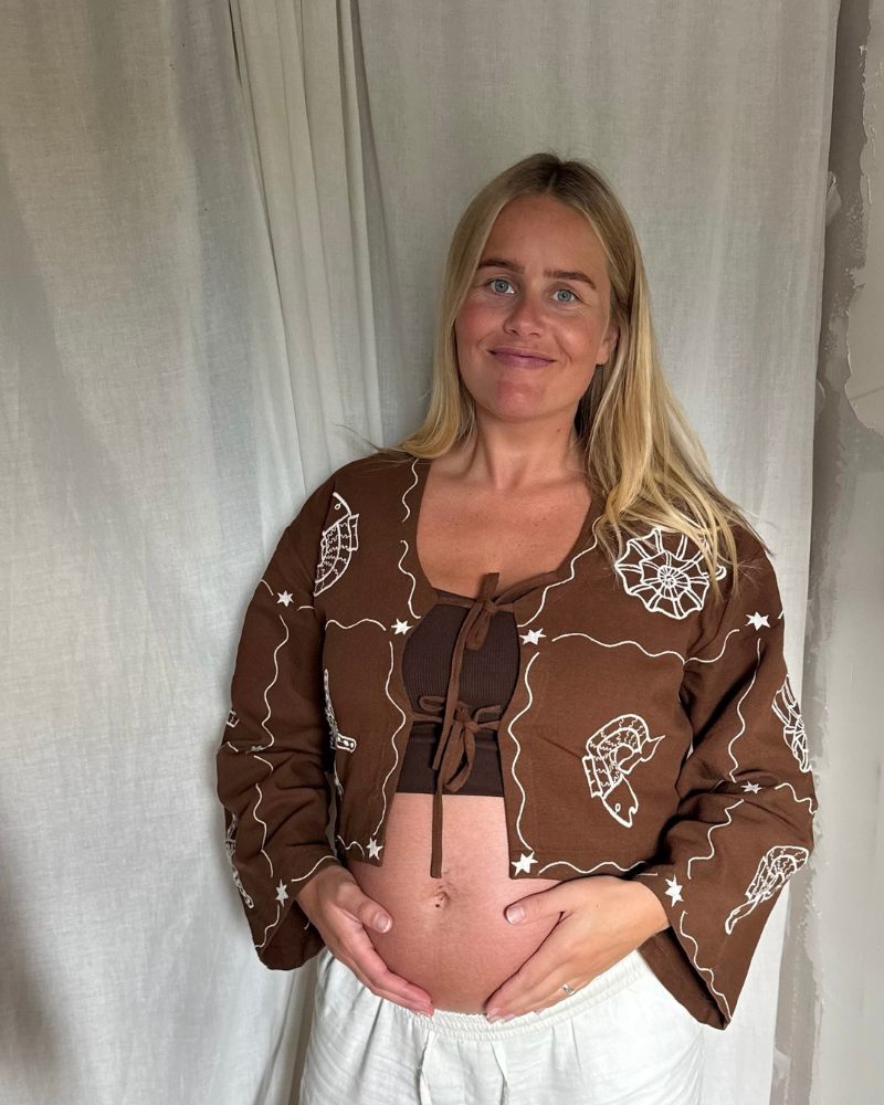 Gravid kvinde der holder på sin mave