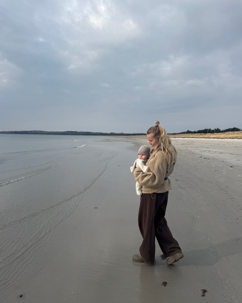 Mor og søn ved havet
