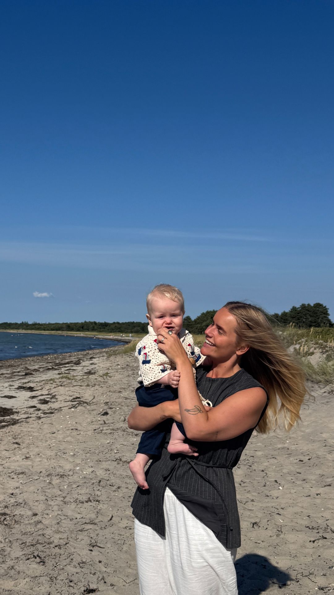 Mor og barn på strand
