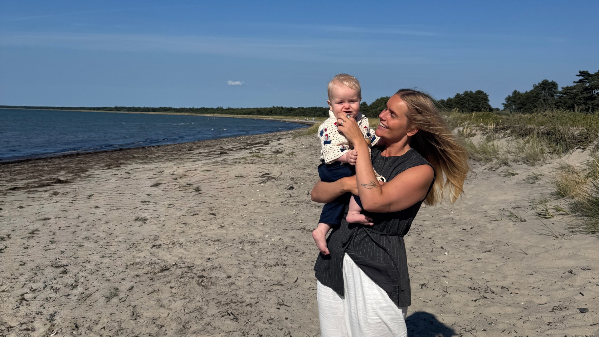 Mor og søn på stranden