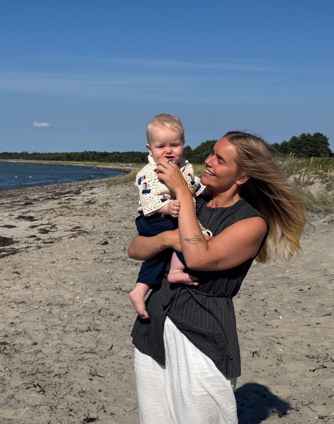 Mor og barn på strand