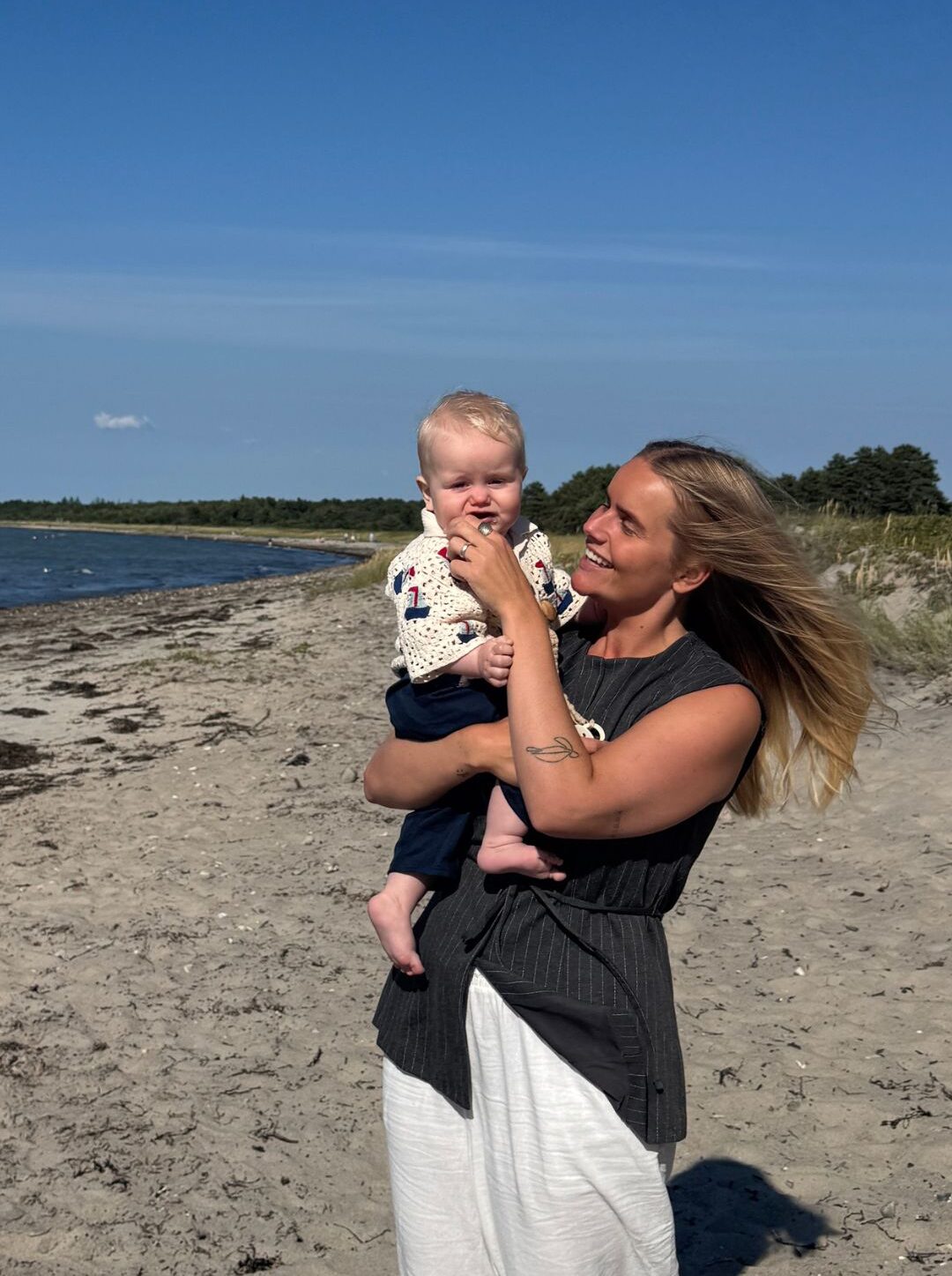 Mor og barn på strand