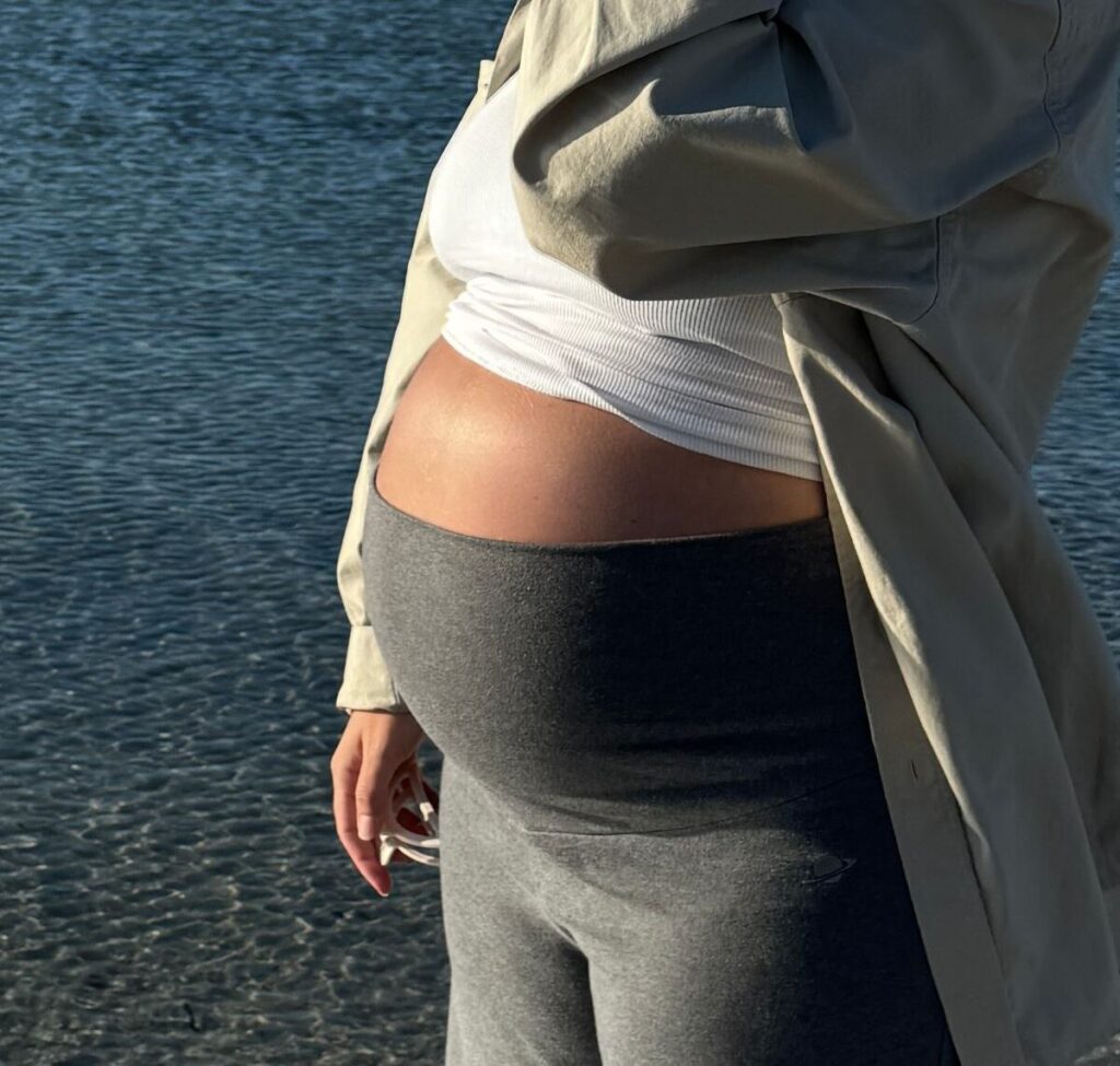 gravid mave ved stranden